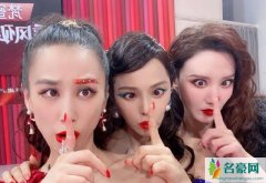 黄圣依张萌同框搞怪 对镜斗鸡眼十分搞怪逗趣