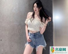 王中磊女儿脏辫造型 秀出火辣身材没有一丝羞涩