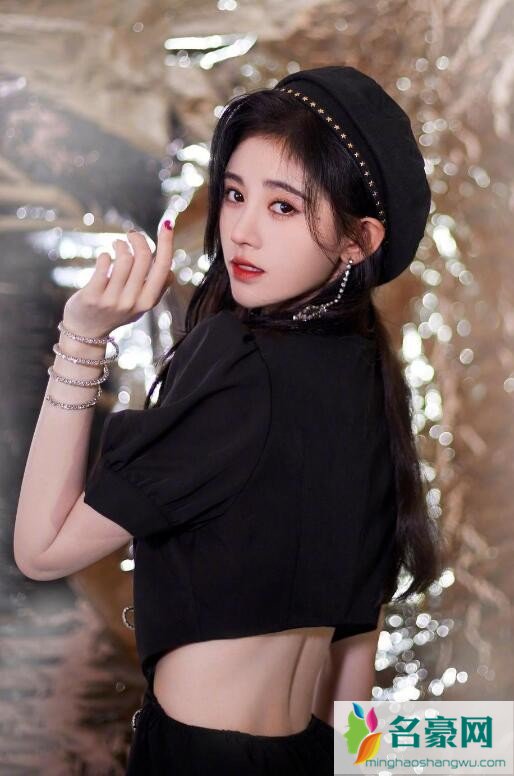 鞠婧祎穿露腰短裙炫腹