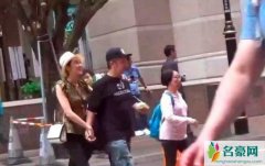 陈浩民带妻子吃路边摊 没有明星样子非常接地气
