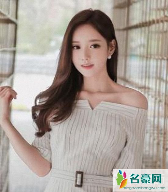 2019减龄中长发最新发型女_时尚女郎气质高冷长发发型图片6