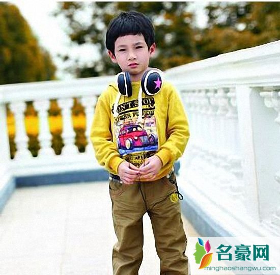 儿童锅盖头怎么剪好看_甜美可爱的小男孩锅盖头发型图片2