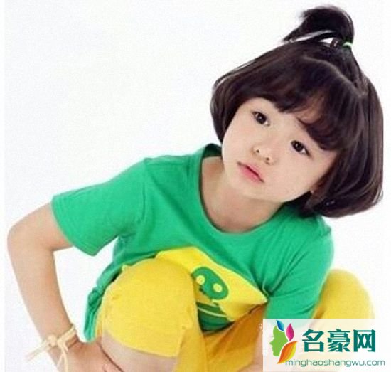 儿童蘑菇头女孩甜美款式_最新小女孩蘑菇头发型图片 2