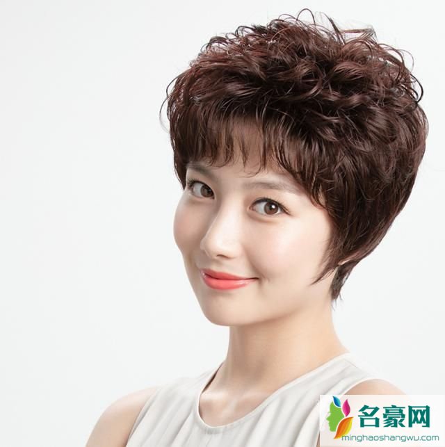50岁剪短发更加易于打理2
