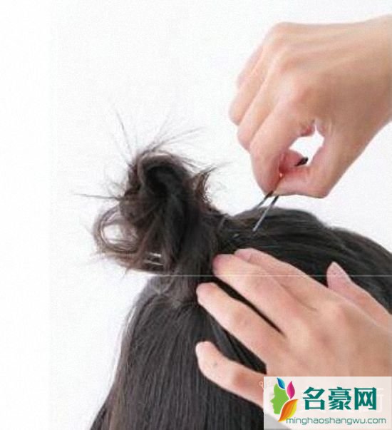 小女孩短发扎发方法_小女孩短头发扎法教程图解4