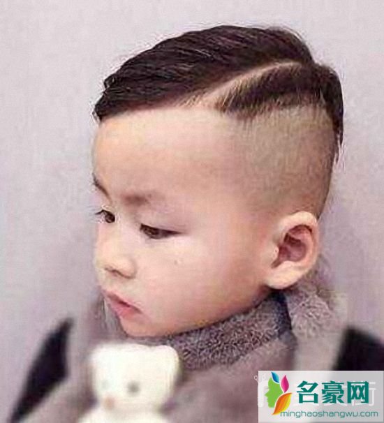 儿童流行发型_适合秋冬季小男孩的发型_小男孩发型短发铲两边3