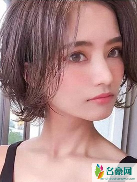 2019最美的减龄发型短发：中分wob头