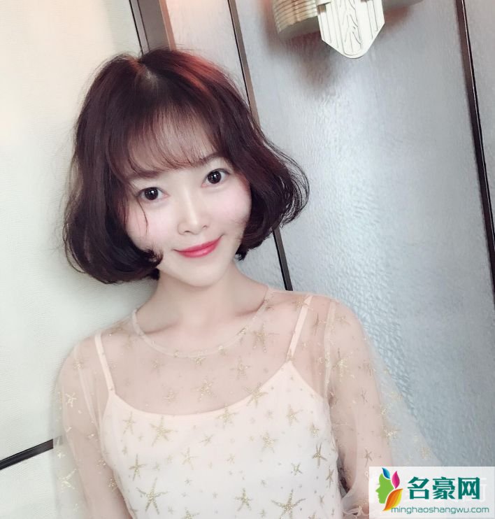 女生什么短发显得脸小_女生显脸小的短发发型推荐5