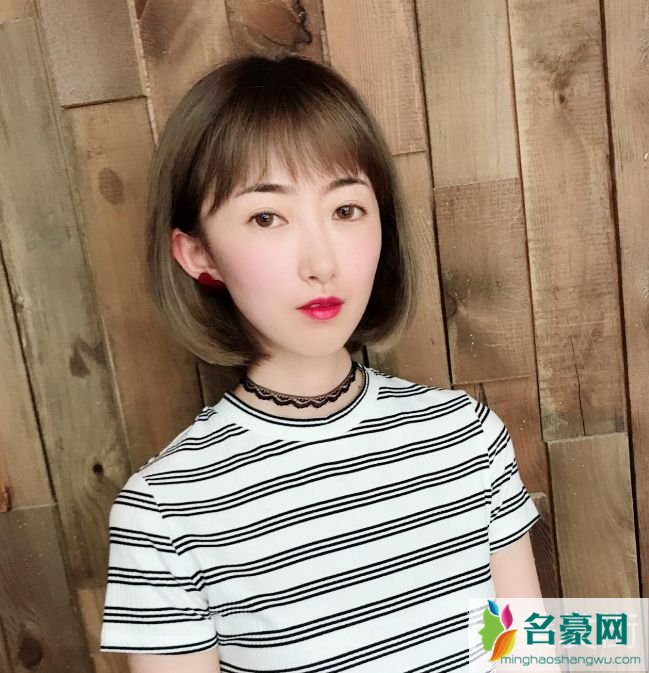 女生什么短发显得脸小_女生显脸小的短发发型推荐4