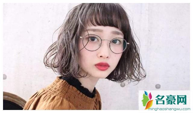 女生最近流行的发型：小卷发