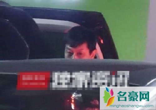 杜鹃与神秘男同居疑恋爱 比起男友网友更相信这是她爸爸