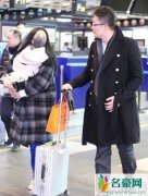 姚笛与男友机场同框 无名指戒指难道预示着已婚喜