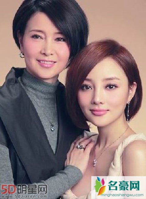李小璐母亲张伟欣力挺女儿 却被挖出在美国做小三