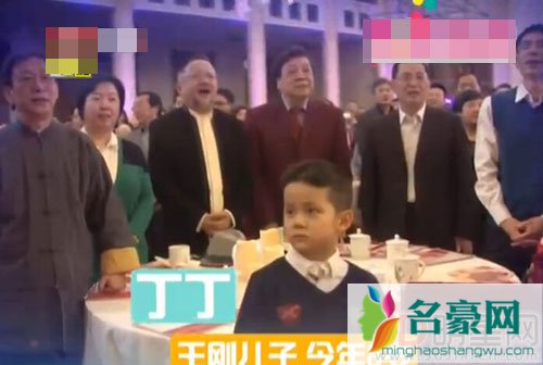 王刚的儿子和外孙女竟然一样大 这是如何做得到？