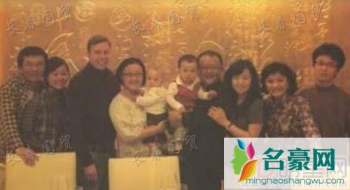 王刚的儿子和外孙女竟然一样大 这是如何做得到？