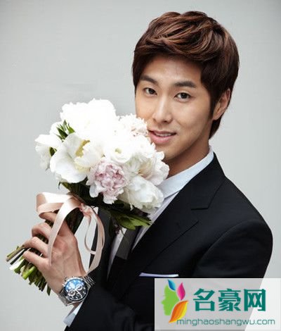东方神起成员郑允浩个人资料简介 东方神起允浩整容中毒受伤