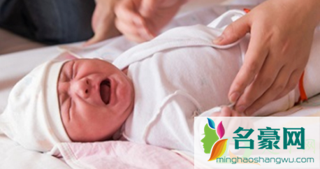 抓住手或手腕拽拉婴儿很危险3