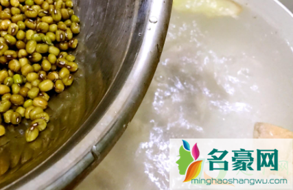 莲藕汤放绿豆有什么作用2