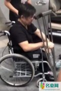 58岁郑智化近照曝光 手拄双拐坐在轮椅上令人担忧
