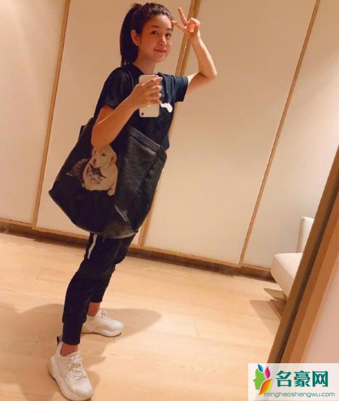 陈妍希背环保袋玩自拍