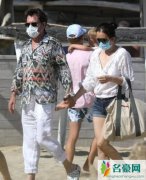 巩俐与71岁老公同框 两人全程十指紧扣恩爱甜蜜十足