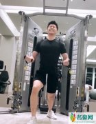 何超莲晒窦骁健身照 窦骁穿黑色健身衣身材健硕