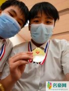 费曼参加小学毕业典礼 一家三口同框画面温馨幸福