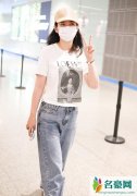 42岁黄奕机场可爱比V 短袖配牛仔裤依旧少女感十足