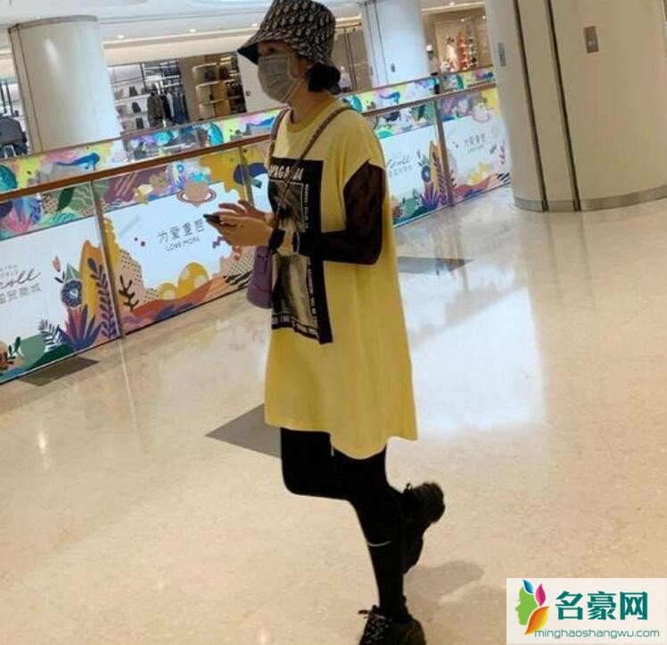 网友商场偶遇唐艺昕