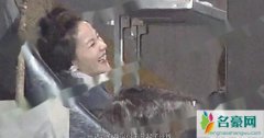 王菲携李嫣做头发 和店员一起玩闹嬉笑毫无架子
