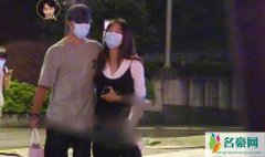 黄轩携女友见长辈 两人全程黏在一起甜蜜恩爱十足