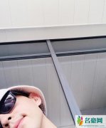 邓伦晒帅气半脸照 戴着墨镜和渔夫帽依旧不档帅气