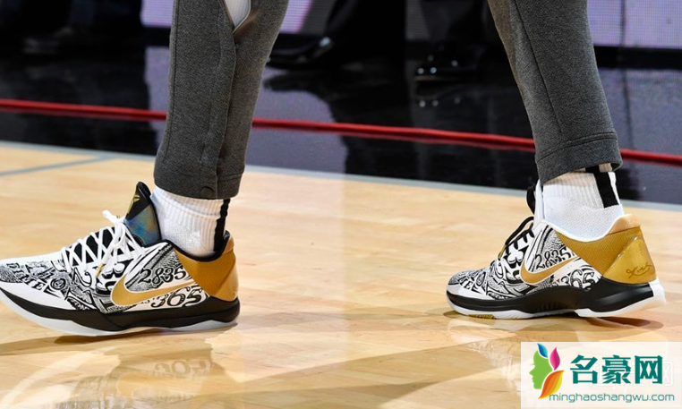 NBA球员在kobe球鞋上书写文字 井上雄彦悼念科比