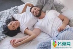 男朋友不主动联系你说明什么，男朋友的6种举动说