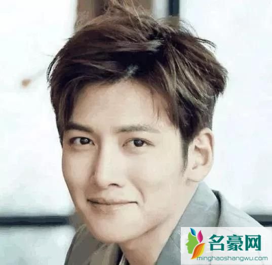 男学生偏分烫短发