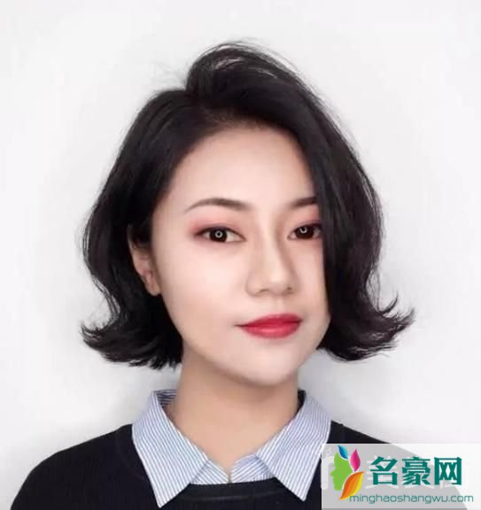 2019秋季女生流行发型：外翘短发