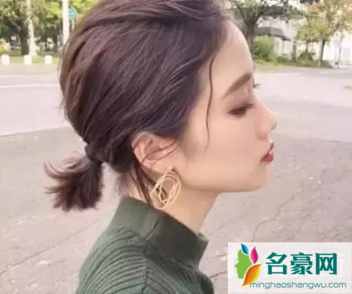 适合秋季的女生扎发：素马尾