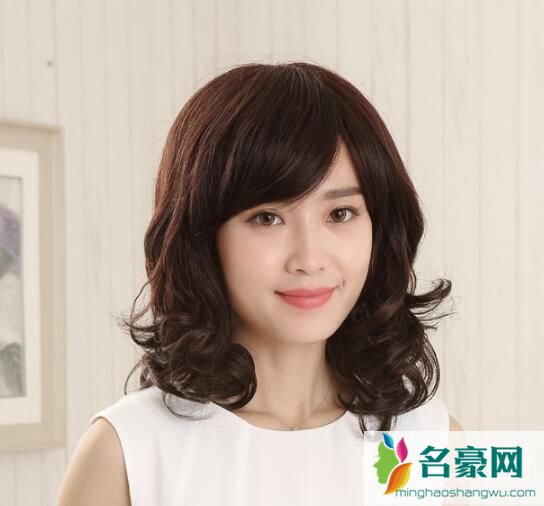 四十岁女人洋气的发型：薄刘海微卷短发2
