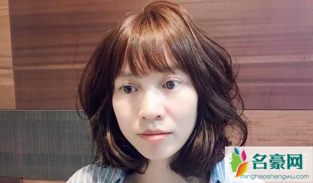 四十岁女人洋气的发型：薄刘海微卷短发1