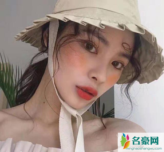 2019最火瘦脸刘海发型：龙须刘海