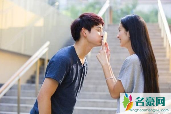 接吻的时候女生该怎么做 第一次恋爱如何接吻