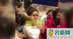 何洁现身机场遭围堵 全程黑脸被记者逼问到崩溃