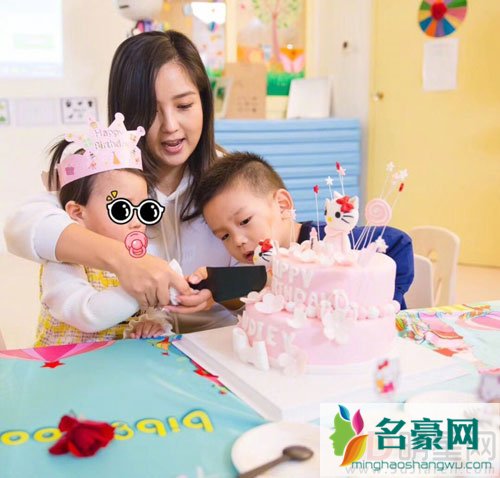 何洁现身机场遭围堵 全程黑脸被记者逼问到崩溃