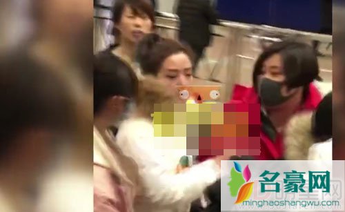 何洁现身机场遭围堵 全程黑脸被记者逼问到崩溃