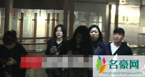 熊乃瑾与神秘男牵手搂腰恋情曝光 对象并非王宝强