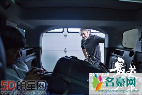 “最美表演”吴秀波笑容温暖 车厢中的孩子喻意为何？