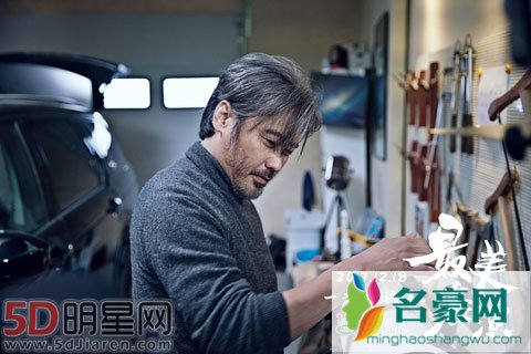“最美表演”吴秀波笑容温暖 车厢中的孩子喻意为何？