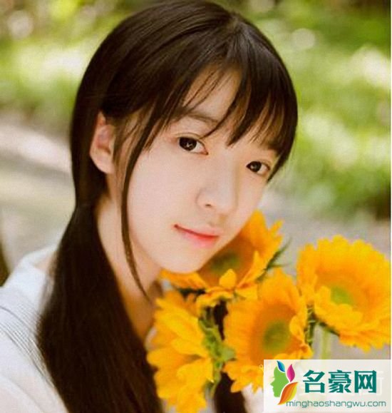 女生扎什么头发最可爱_女生简单可爱的扎头发_清新可爱的头发扎法5