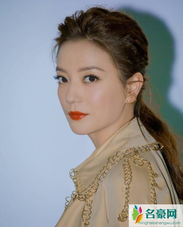 脸短、脖子短扎头发更好看