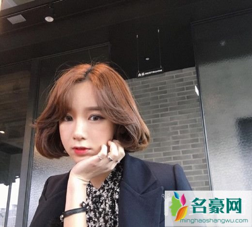 2019女生流行发型减龄款式_适合秋冬季的潮女发型图片图片4